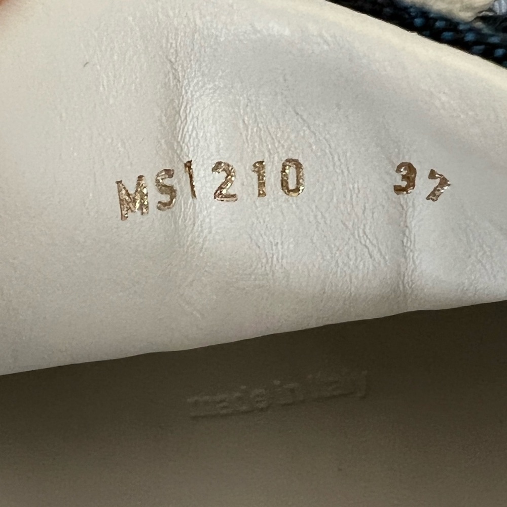 Louis Vuitton Sneakers - Picture 6 of 6